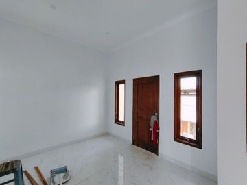 RUMAH BESAR DI JALAN PALAGAN KM 7 DEKAT HYATT DENGAN CARPORT 2 MOBIL
