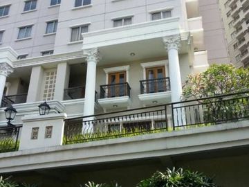 DiJual dibawah harga pasar Apartemen: The Riviera Mansion Pakuwon Indah - Surabaya (East Java) Pool-Front