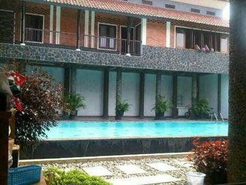 Rumah 2 lantai dengan halaman luas dan kolam renang sawangan depok