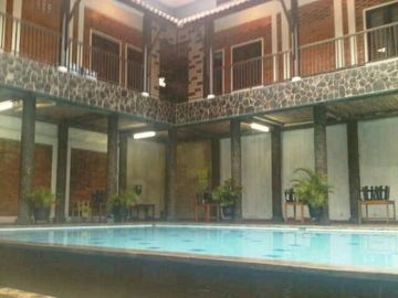 Rumah 2 lantai dengan halaman luas dan kolam renang sawangan depok