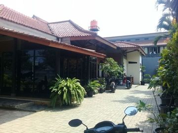 Rumah 2 lantai dengan halaman luas dan kolam renang sawangan depok