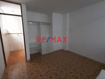 DEPARTAMENTO EN VENTA EN  piso  2    a DOS CUADRAS DEL OVALO MOCHICA

 Urb Virgen de la Puerta, a una cuadra de la Av METROPOLITANA Y AV NICOLAS DE