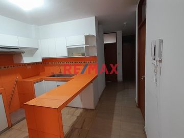 DEPARTAMENTO EN VENTA EN  piso  2    a DOS CUADRAS DEL OVALO MOCHICA

 Urb Virgen de la Puerta, a una cuadra de la Av METROPOLITANA Y AV NICOLAS DE