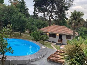 VENTA GRAN CHALET 4 AMB  EN SIERRA DE LOS PADRES, ZONA DEL GOLF. CON QUINCHO, DEPENDENCIA Y PISCINA