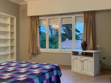 VENTA GRAN CHALET 4 AMB  EN SIERRA DE LOS PADRES, ZONA DEL GOLF. CON QUINCHO, DEPENDENCIA Y PISCINA