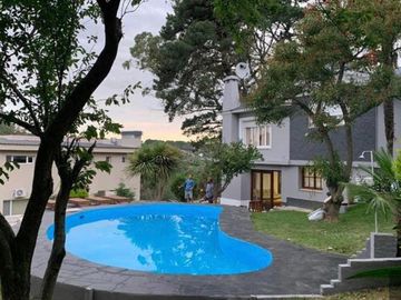 VENTA GRAN CHALET 4 AMB  EN SIERRA DE LOS PADRES, ZONA DEL GOLF. CON QUINCHO, DEPENDENCIA Y PISCINA