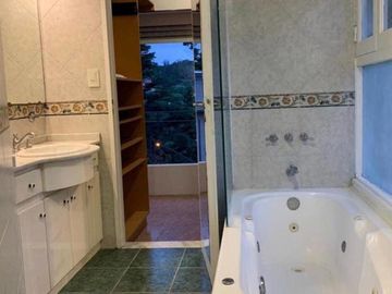 VENTA GRAN CHALET 4 AMB  EN SIERRA DE LOS PADRES, ZONA DEL GOLF. CON QUINCHO, DEPENDENCIA Y PISCINA