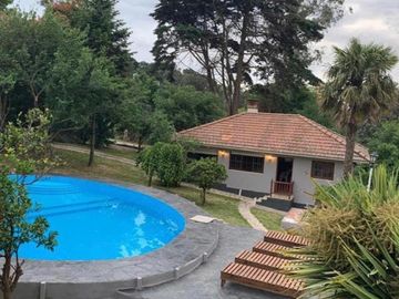 VENTA GRAN CHALET 4 AMB  EN SIERRA DE LOS PADRES, ZONA DEL GOLF. CON QUINCHO, DEPENDENCIA Y PISCINA