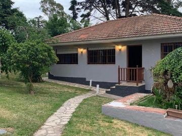 VENTA GRAN CHALET 4 AMB  EN SIERRA DE LOS PADRES, ZONA DEL GOLF. CON QUINCHO, DEPENDENCIA Y PISCINA