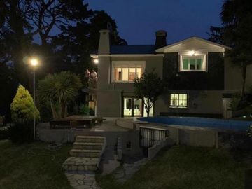 VENTA GRAN CHALET 4 AMB  EN SIERRA DE LOS PADRES, ZONA DEL GOLF. CON QUINCHO, DEPENDENCIA Y PISCINA