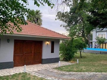 VENTA GRAN CHALET 4 AMB  EN SIERRA DE LOS PADRES, ZONA DEL GOLF. CON QUINCHO, DEPENDENCIA Y PISCINA
