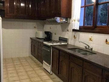 VENTA GRAN CHALET 4 AMB  EN SIERRA DE LOS PADRES, ZONA DEL GOLF. CON QUINCHO, DEPENDENCIA Y PISCINA