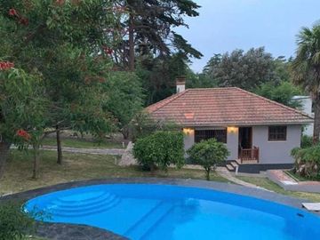 VENTA GRAN CHALET 4 AMB  EN SIERRA DE LOS PADRES, ZONA DEL GOLF. CON QUINCHO, DEPENDENCIA Y PISCINA