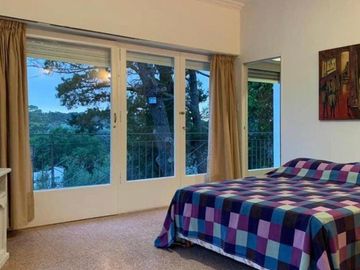 VENTA GRAN CHALET 4 AMB  EN SIERRA DE LOS PADRES, ZONA DEL GOLF. CON QUINCHO, DEPENDENCIA Y PISCINA