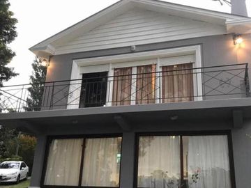 VENTA GRAN CHALET 4 AMB  EN SIERRA DE LOS PADRES, ZONA DEL GOLF. CON QUINCHO, DEPENDENCIA Y PISCINA