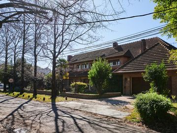 Casa en gran lote de 2.000 m2 en Lomas Jockey - Reynolds Propiedades