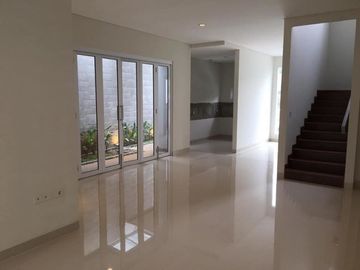 Town House Modern Asri Nyaman Strategis Pondok Bambu Jakarta