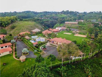 HERMOSO HOTEL EN FILANDIA VENDO