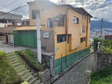VENDO CASA RENTERA 4 PISOS SECTOR JARDIN DEL VALLE , CENTRO DE QUITO