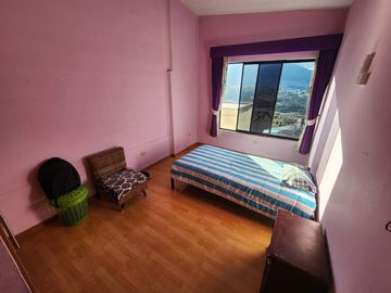 VENDO CASA RENTERA 4 PISOS SECTOR JARDIN DEL VALLE , CENTRO DE QUITO