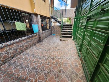 VENDO CASA RENTERA 4 PISOS SECTOR JARDIN DEL VALLE , CENTRO DE QUITO