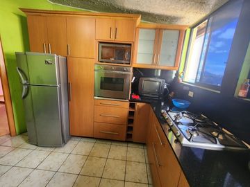VENDO CASA RENTERA 4 PISOS SECTOR JARDIN DEL VALLE , CENTRO DE QUITO