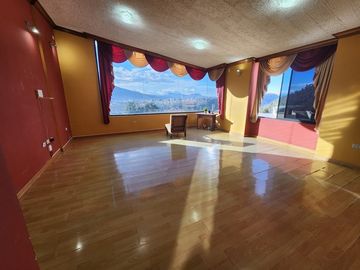 VENDO CASA RENTERA 4 PISOS SECTOR JARDIN DEL VALLE , CENTRO DE QUITO
