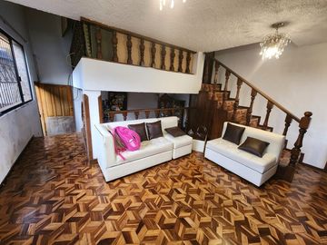VENDO CASA RENTERA 4 PISOS SECTOR JARDIN DEL VALLE , CENTRO DE QUITO
