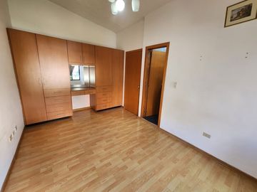 VENDO CASA RENTERA 4 PISOS SECTOR JARDIN DEL VALLE , CENTRO DE QUITO