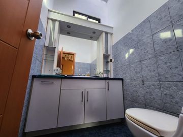 VENDO CASA RENTERA 4 PISOS SECTOR JARDIN DEL VALLE , CENTRO DE QUITO