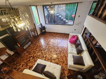 VENDO CASA RENTERA 4 PISOS SECTOR JARDIN DEL VALLE , CENTRO DE QUITO