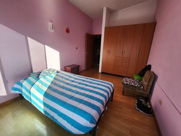 VENDO CASA RENTERA 4 PISOS SECTOR JARDIN DEL VALLE , CENTRO DE QUITO