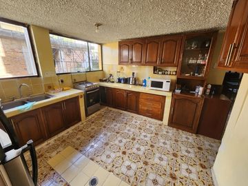 VENDO CASA RENTERA 4 PISOS SECTOR JARDIN DEL VALLE , CENTRO DE QUITO