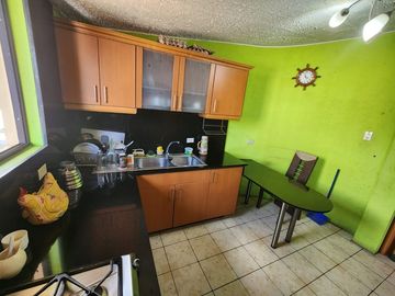 VENDO CASA RENTERA 4 PISOS SECTOR JARDIN DEL VALLE , CENTRO DE QUITO