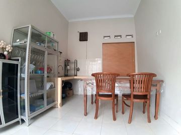 Rumah Dengan Tanah Luas dekat Pasar Gentan