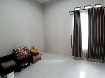 Rumah Dengan Tanah Luas dekat Pasar Gentan