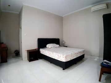 Rumah Dengan Tanah Luas dekat Pasar Gentan