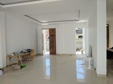 RUMAH 2LT DESAIN MEWAH DI JALAN PALAGAN