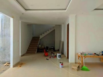 RUMAH 2LT DESAIN MEWAH DI JALAN PALAGAN