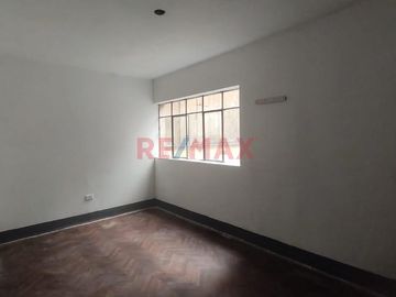✨ ¡Oportunidad única para vivir en el corazón de Lima! ✨

🏢 Te presentamos este acogedor departamento, una joya ubicada en Jirón Rufino Torrico 560.
