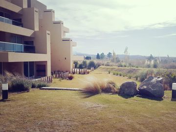 CONDOMINIO SIERRA PACIFICA. DENTRO DE COUNTRY CARLOS PAZ GOLF. AMPLIOS AMBIENTES, AMENTITIES. PRIMERA CALIDAD DE CONSTRUCCIÓN