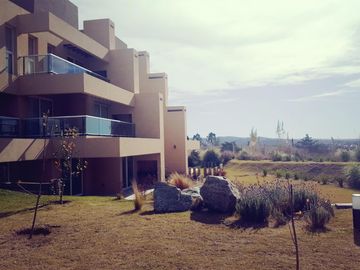 CONDOMINIO SIERRA PACIFICA. DENTRO DE COUNTRY CARLOS PAZ GOLF. AMPLIOS AMBIENTES, AMENTITIES. PRIMERA CALIDAD DE CONSTRUCCIÓN