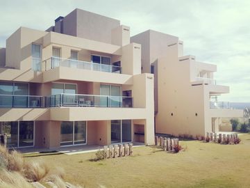 CONDOMINIO SIERRA PACIFICA. DENTRO DE COUNTRY CARLOS PAZ GOLF. AMPLIOS AMBIENTES, AMENTITIES. PRIMERA CALIDAD DE CONSTRUCCIÓN