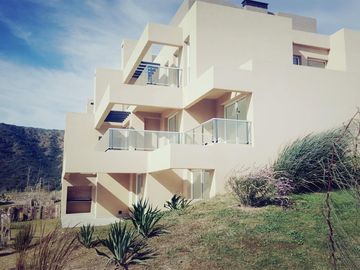 CONDOMINIO SIERRA PACIFICA. DENTRO DE COUNTRY CARLOS PAZ GOLF. AMPLIOS AMBIENTES, AMENTITIES. PRIMERA CALIDAD DE CONSTRUCCIÓN