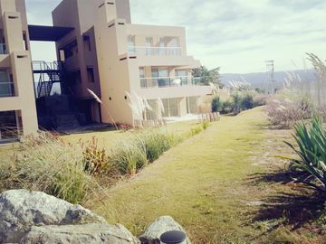 CONDOMINIO SIERRA PACIFICA. DENTRO DE COUNTRY CARLOS PAZ GOLF. AMPLIOS AMBIENTES, AMENTITIES. PRIMERA CALIDAD DE CONSTRUCCIÓN
