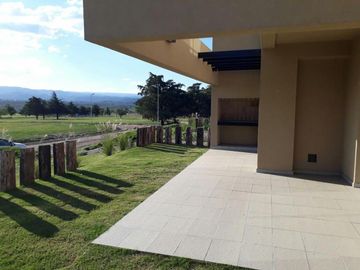 CONDOMINIO SIERRA PACIFICA. DENTRO DE COUNTRY CARLOS PAZ GOLF. AMPLIOS AMBIENTES, AMENTITIES. PRIMERA CALIDAD DE CONSTRUCCIÓN