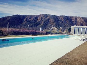 CONDOMINIO SIERRA PACIFICA. DENTRO DE COUNTRY CARLOS PAZ GOLF. AMPLIOS AMBIENTES, AMENTITIES. PRIMERA CALIDAD DE CONSTRUCCIÓN