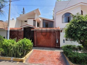 PRECIOSA CASA DE DOS PISOS EN LOS CEDROS