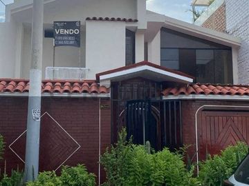 PRECIOSA CASA DE DOS PISOS EN LOS CEDROS