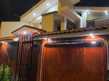 PRECIOSA CASA DE DOS PISOS EN LOS CEDROS